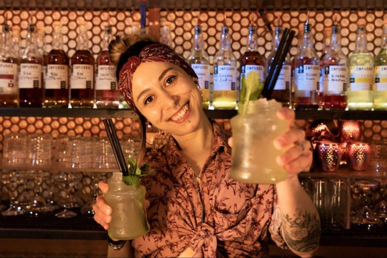 las mujeres ganan terreno en el sector del bartending, según ESCOM