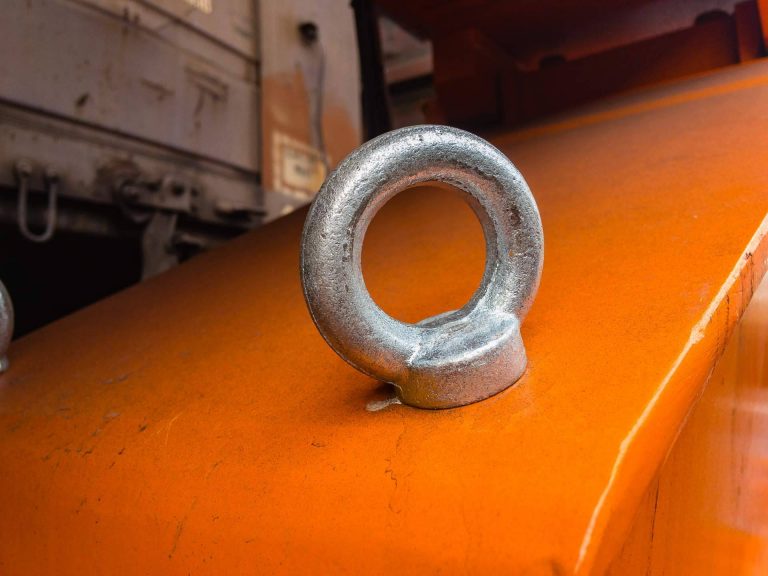 Suministros Tomás Beltran: cáncamos con tuerca resistentes