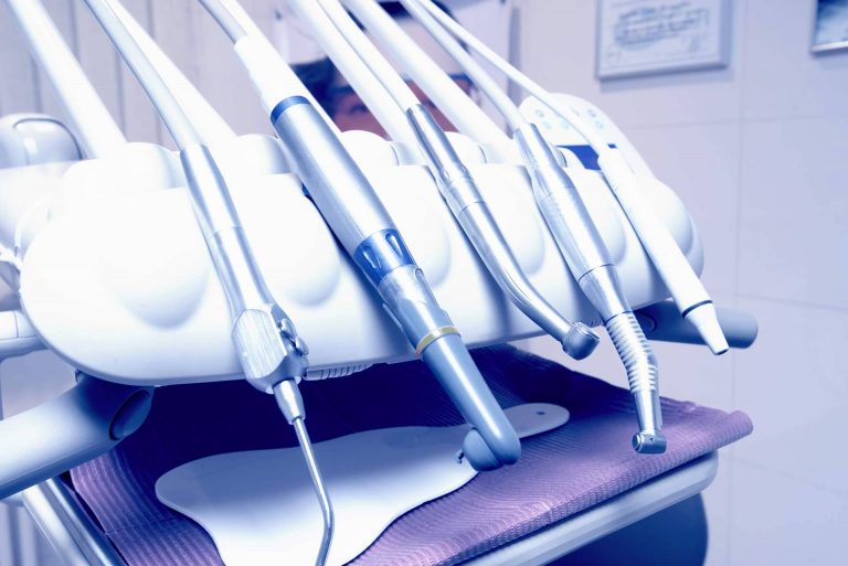 ¿Con qué frecuencia deben recibir mantenimiento los instrumentos dentales?