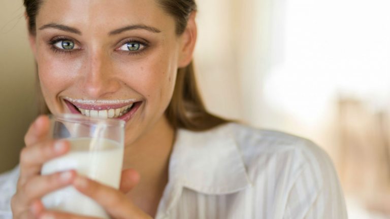 Qué le pasa a tu cuerpo si tomas un vaso de leche todos los días