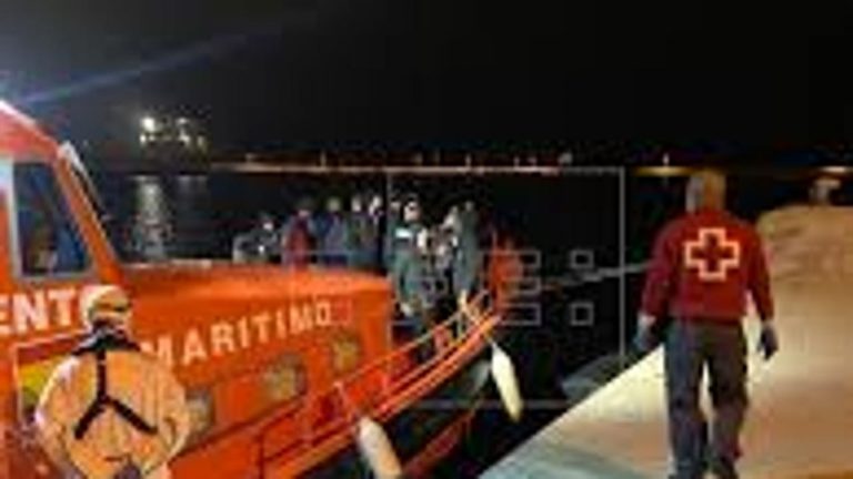 Cinco pateras con 57 personas a bordo llegan durante la madrugada a las costas de Alicante