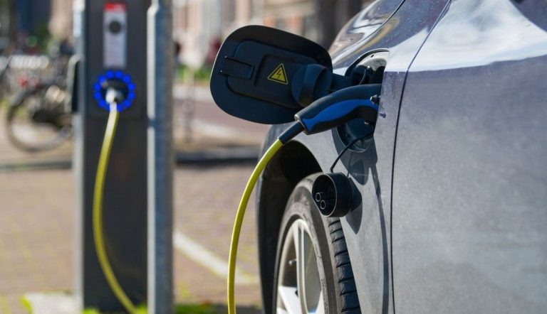 Los preocupados fabricantes avalan el plan de Feijóo para sembrar España de electrolineras