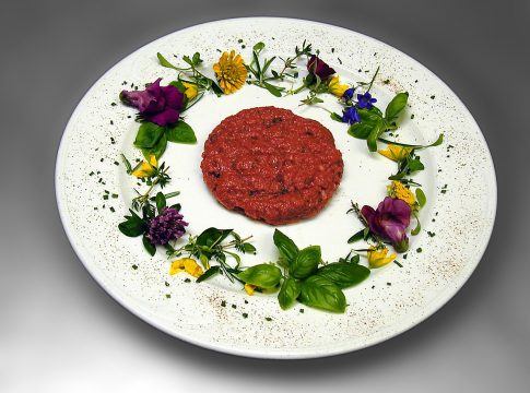 Qué lleva y cómo se hace de verdad un steak tartar Qué lleva y cómo se hace de verdad un steak tartar