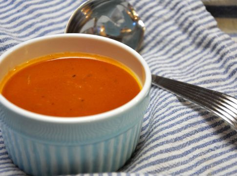 Salsas para acompañar tus patatas que le dan mil vueltas al alioli roja