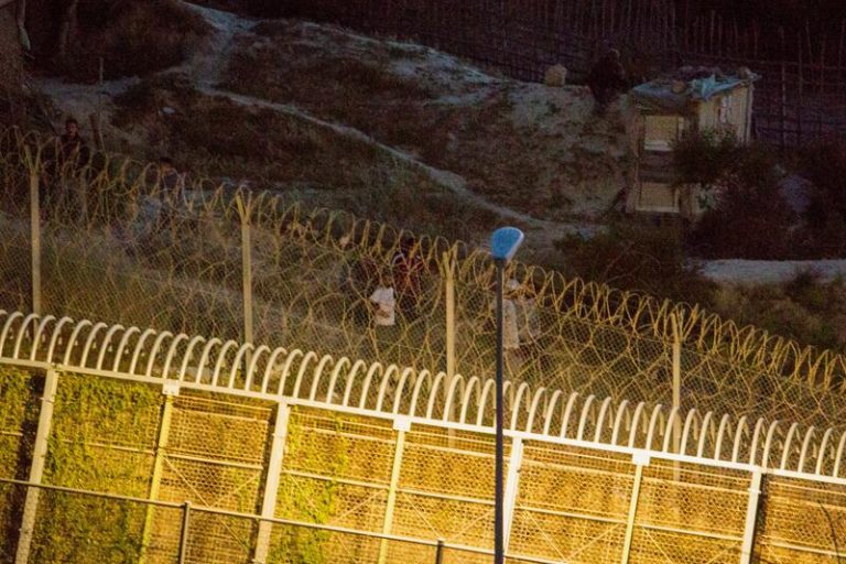 España y Marruecos impiden la entrada de 700 subsaharianos a Melilla por la valla