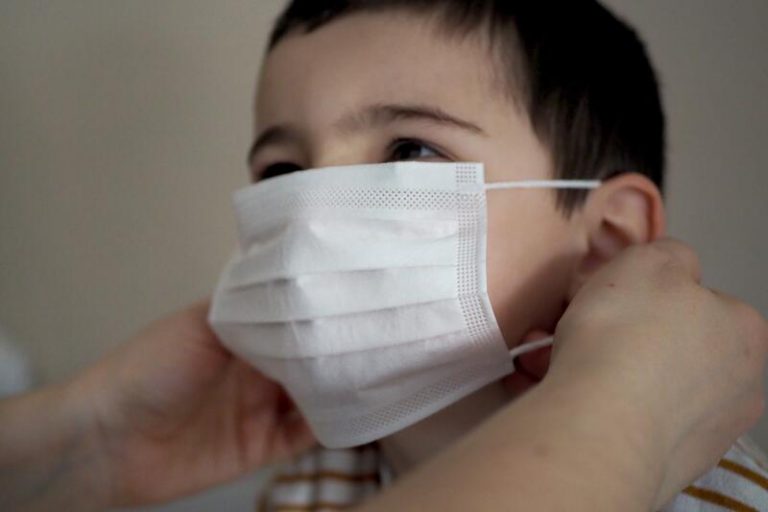 Vox pedirá eliminar el uso de mascarillas en zonas exteriores de colegios y aulas bien ventiladas