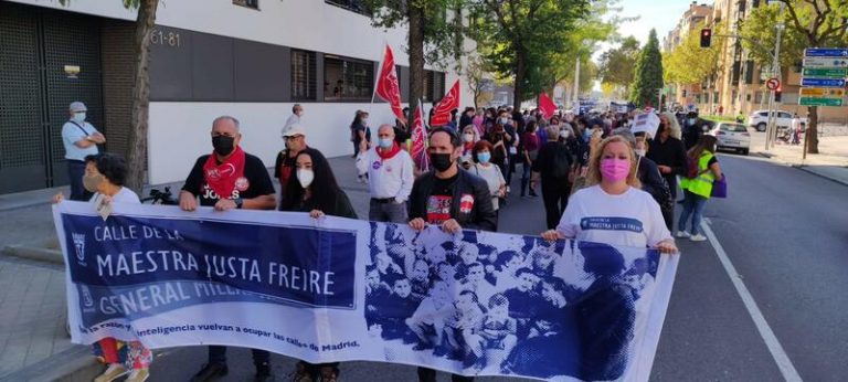 Centenares de personas reclaman el regreso de la Maestra Justa Freire al callejero de Madrid