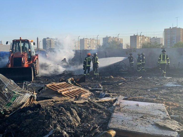 Arde una quincena de chabolas en un incendio en una parcela del polígono Marconi de Villaverde