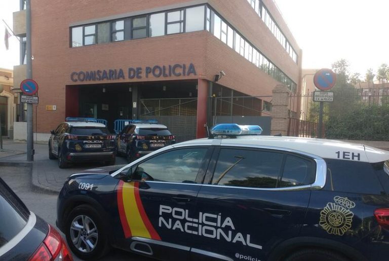 Policía Nacional asiste a una mujer explotada sexualmente en un piso-prostíbulo de Murcia