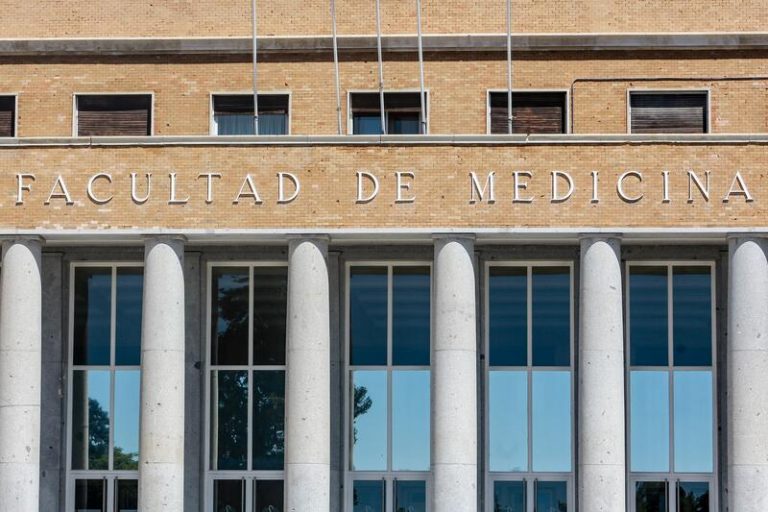 Los médicos se posicionan en contra del inicio de nuevos Grados de Medicina