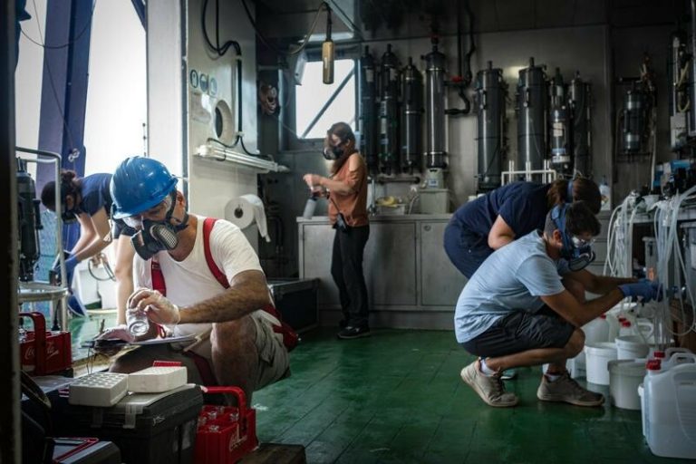 El Ramón Margalef concluye el primer estudio sobre los efectos de la entrada de lava en el medio marino