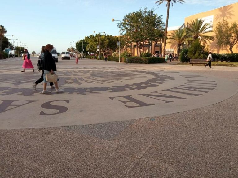 UAL crea un protocolo de docencia no presencial que excluye contactos estrechos no vacunados