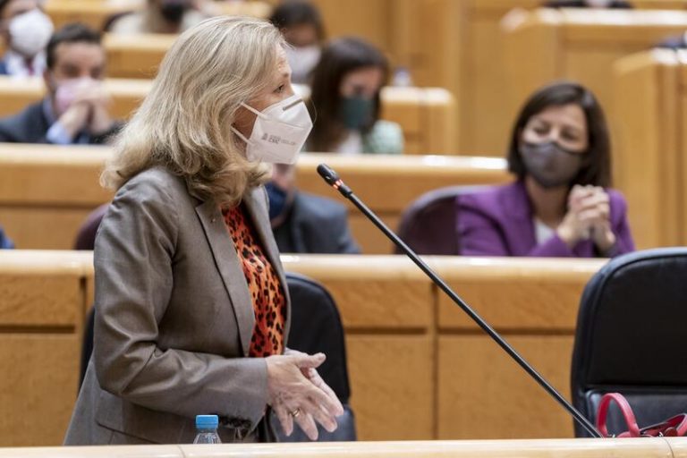 Calviño afea la actitud del PP, que le insta a replantearse su presencia en el Gobierno