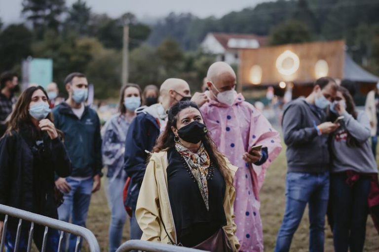 Sanidad notifica 1.801 casos y 94 muertes, con la incidencia bajando a 52