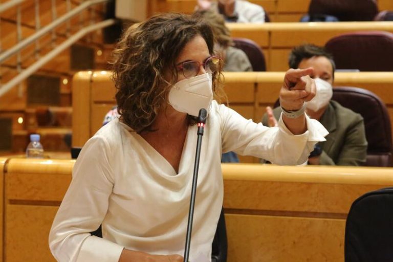 Montero confirma que se aplicará el tipo mínimo del 15% en el impuesto de sociedades sobre la base imponible