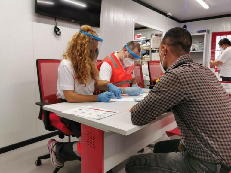 Ascienden a casi 80 las personas que viajaban en patera atendidas por Cruz Roja en Almería