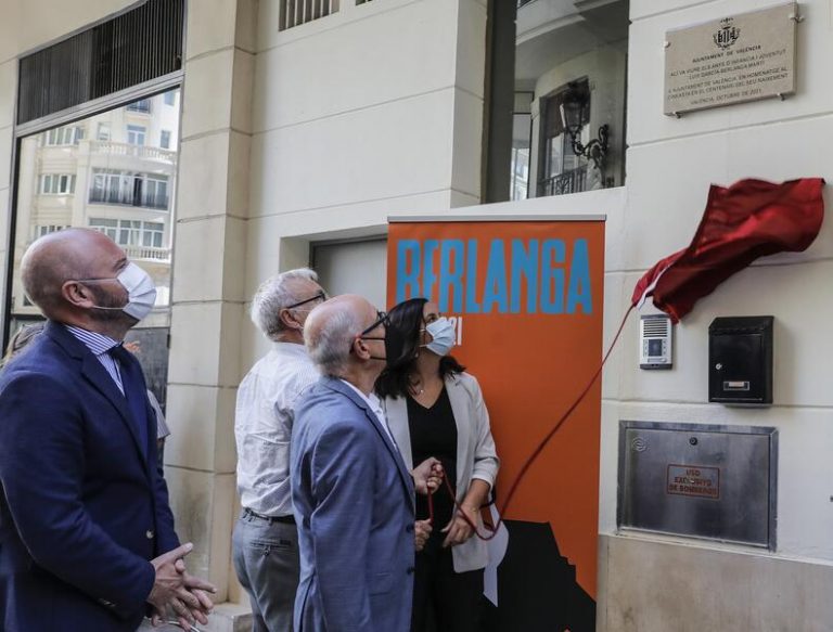 El Ayuntamiento de València recuerda a García Berlanga con una placa en la casa donde pasó infancia