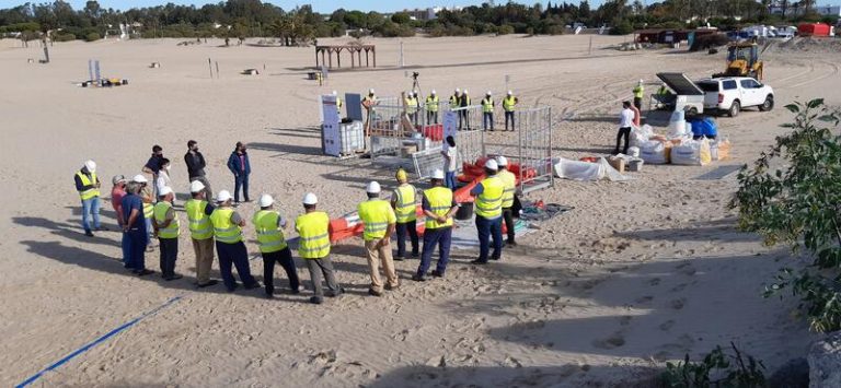 Transición realiza un simulacro de lucha contra contaminación marina en la Bahía de Cádiz