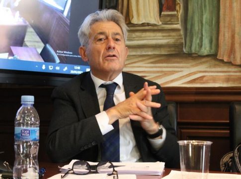 Valentín Pich Los economistas rebajan cinco décimas su previsión de crecimiento para este año, hasta el 5,8%