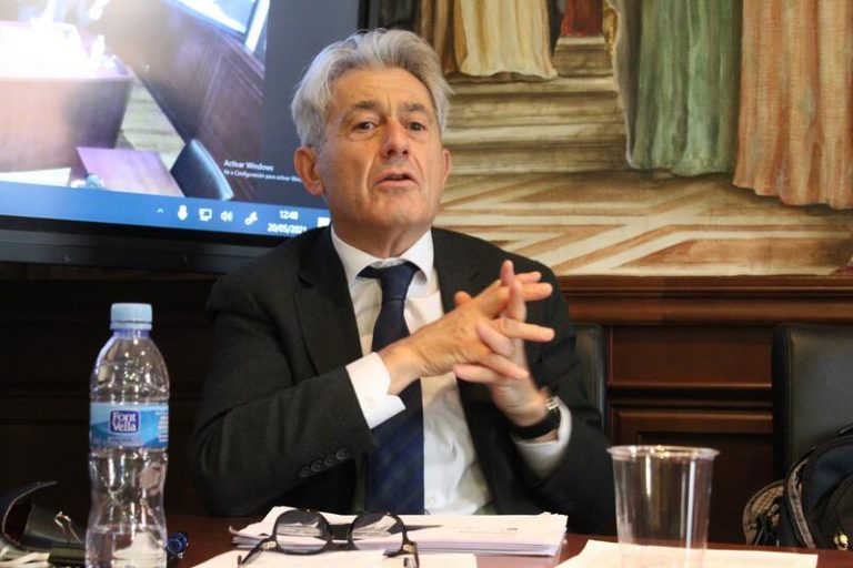 Los economistas rebajan cinco décimas su previsión de crecimiento para este año