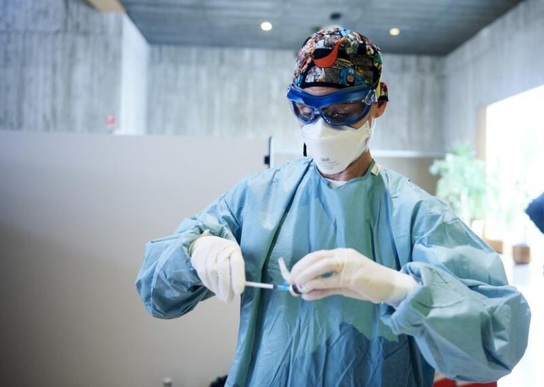 El SCS planifica la dosis adicional a mayores de 70, que se hará coincidir con la de la gripe