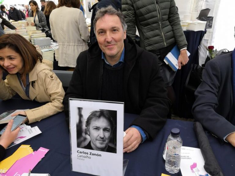 El escritor Carlos Zanón gana el VII Premio Granada Noir