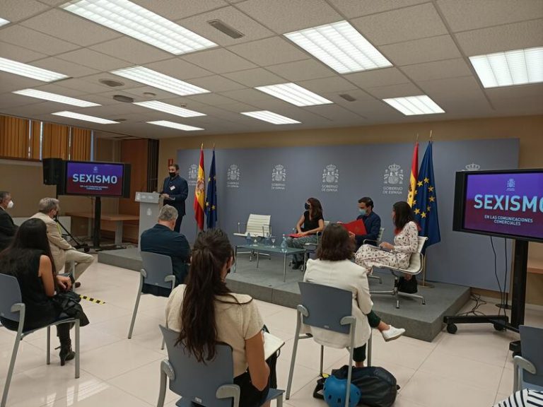 Las mujeres protagonizan el 75,6% de los anuncios de productos de limpieza