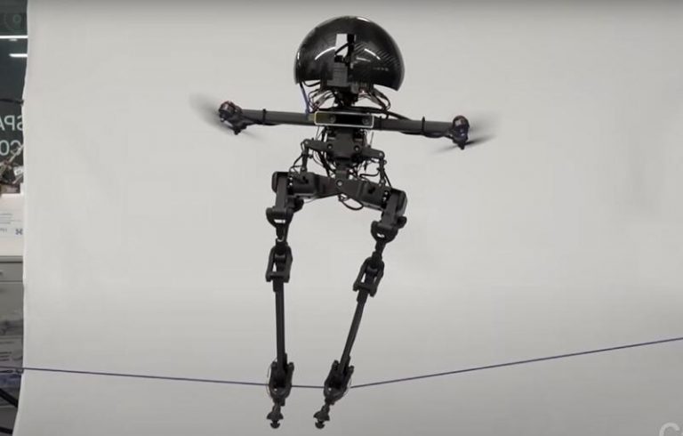 Investigadores construyen un robot que sube a la cuerda floja y al monopatín