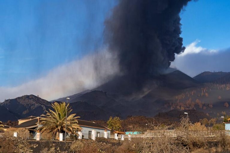 La calidad del aire sigue 'regular' y las cenizas amenazan los aeropuertos de Tenerife Sur y La Gomera