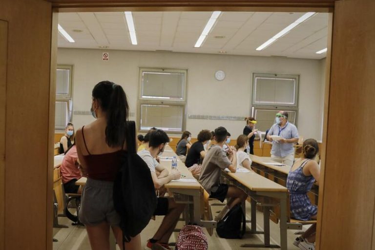 Cantabria cierra otra aula y acaba la semana con 281 alumnos en cuarentena