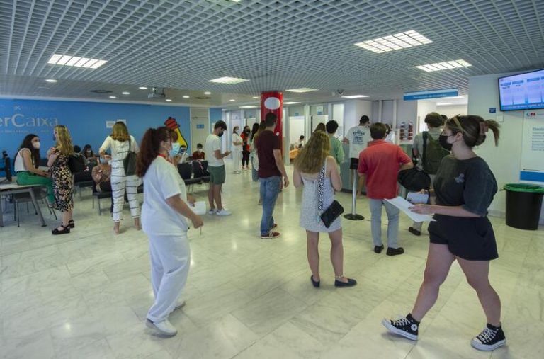 Sanidad notifica 2.309 nuevos casos, 77 muertes y la incidencia se sitúa en 48,18