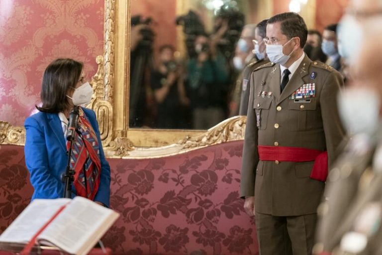 Robles elogia al nuevo jefe del Ejército de Tierra, general Enseñat