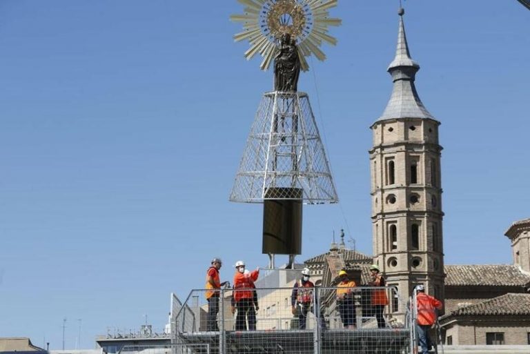 La imagen de la Virgen del Pilar ya está colocada en su estructura para la Ofrenda de Flores