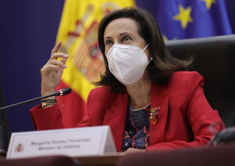 Robles visita este domingo la isla de La Palma para reunirse con las unidades desplegadas por el volcán