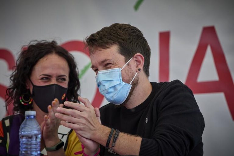 Las bases de Podemos ovacionan a Iglesias tras reaparecer en un acto de partido al grito de 'Sí se puede'
