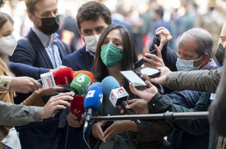 Delegada Gobierno Madrid plantea unir familias, colegios, universidades e instituciones para tratar botellones