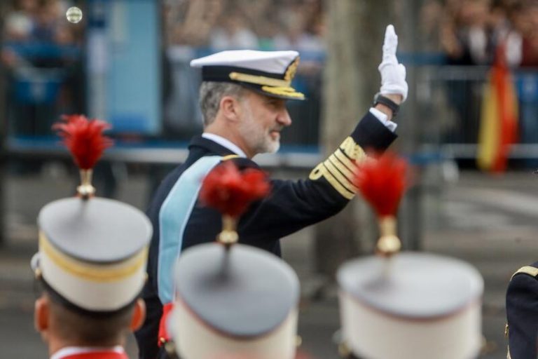 Los Reyes presiden el desfile del 12-O, en el que participan 2.656 militares, 68 aeronaves y 115 vehículos