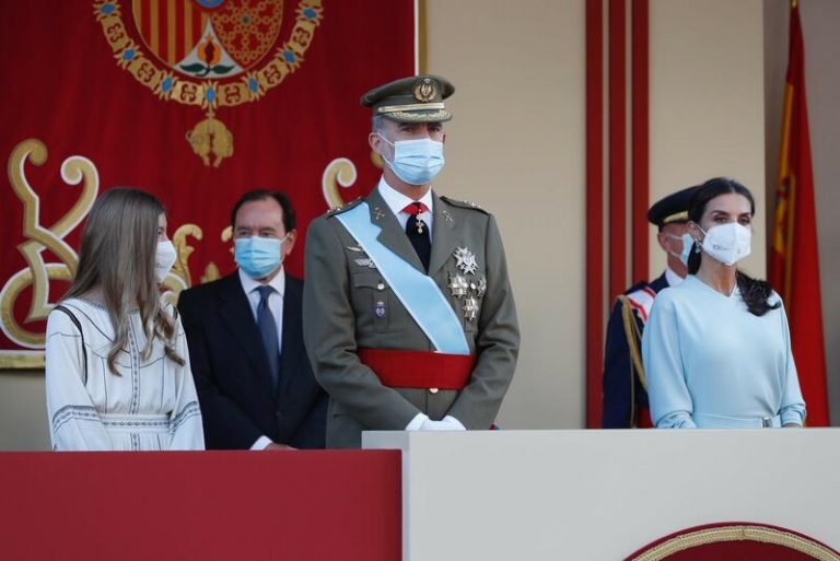 Los Reyes celebran una recepción exprés por el 12-O con el Gobierno en pleno