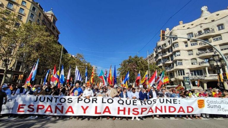 Miles de personas se manifiestan en el paseo de Gràcia de Barcelona por el Día de la Hispanidad