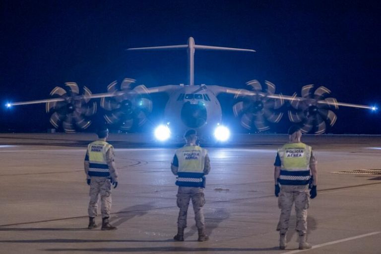 El segundo vuelo con más de 150 refugiados afganos llega a la Base Aérea de Torrejón de Ardoz