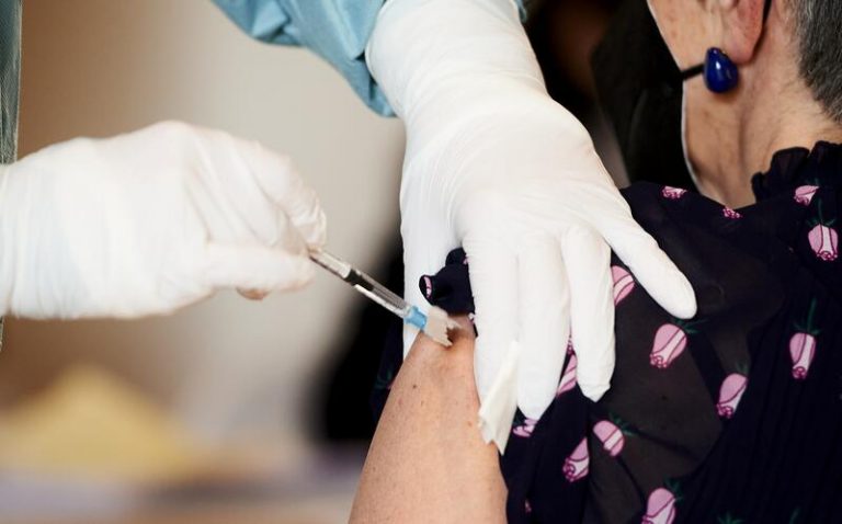 Cantabria pondrá a la vez la vacuna de la gripe y la tercera dosis contra el Covid