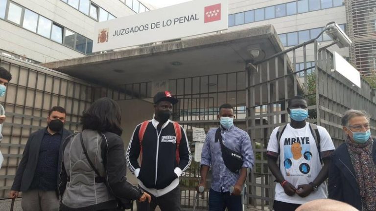 Portavoz manteros de Madrid, absuelto de injurias a la Policía al avalar el juez su crítica