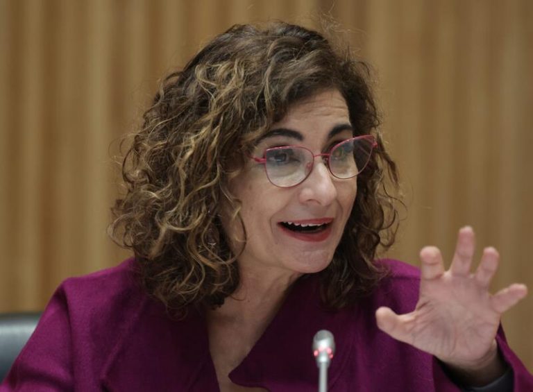 Montero aboga por seguir reduciendo la aportación a planes de pensiones privados