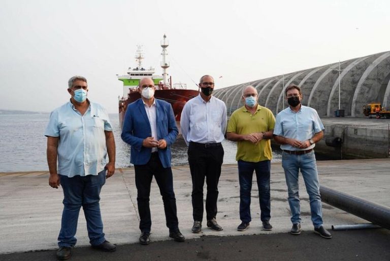 El buque cisterna 'Tomasso S' llega a La Palma