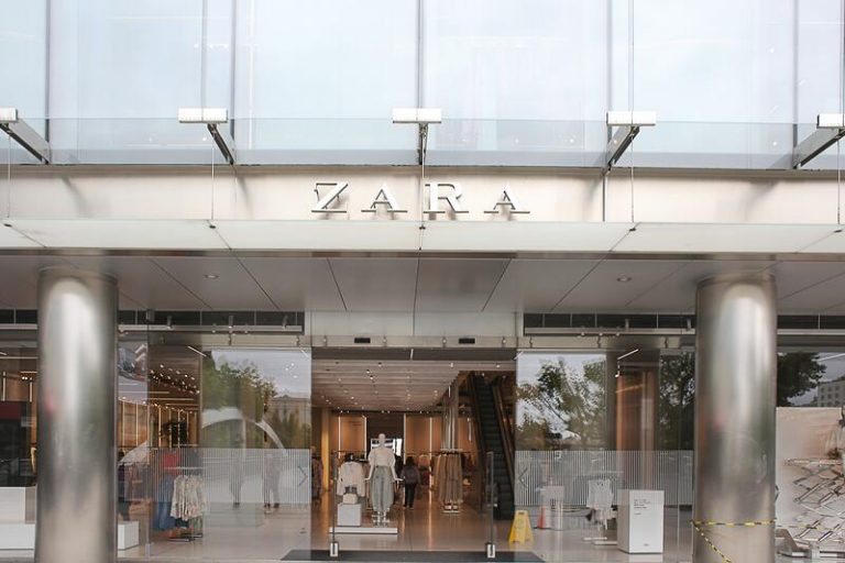 Inditex cobrará por sus bolsas en España a partir de este lunes