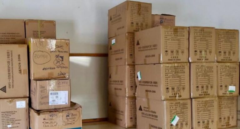 El gobierno canario reparte las más de 22.000 gafas de protección y 280.000 mascarillas a La Palma