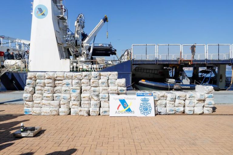 Narcos gallegos contrataron el traslado de parte de la cocaína que albergaba el velero interceptado en Azores