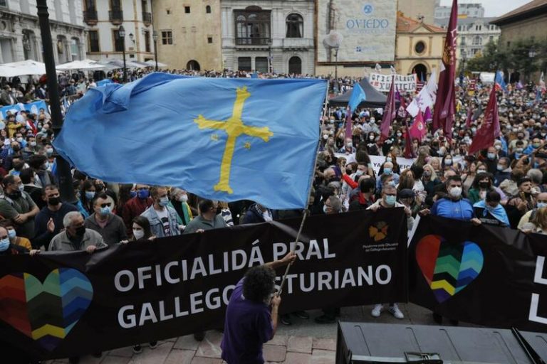 Miles de personas acuden a la manifestación en Oviedo por la oficialidad del asturiano