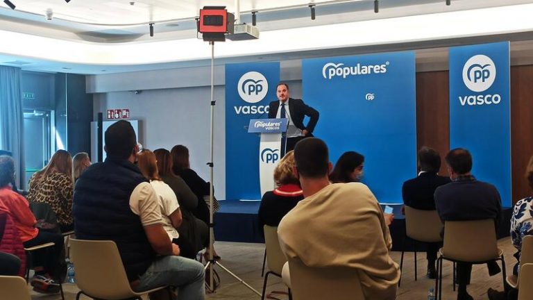 Iturgaiz critica que PNV, PSE y EH Bildu acuerden una reforma educativa para 