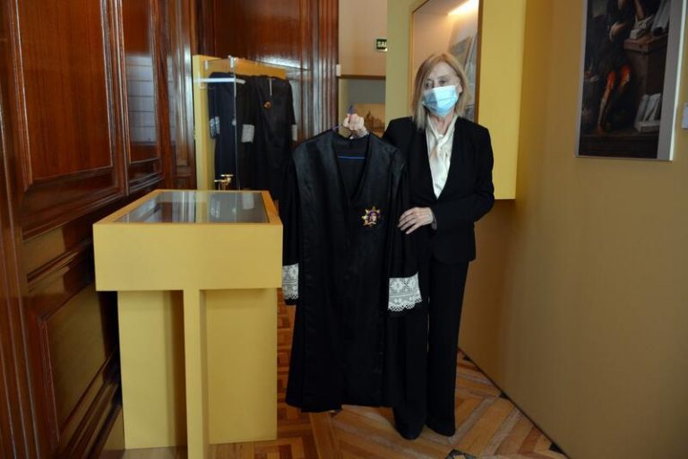 La primera magistrada del Supremo dona su toga al museo del tribunal